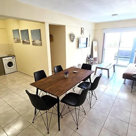 Stylish 2br With Balcony, Wifi & Pool Apartment Larnaca