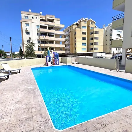 Stylish 2br With Balcony, Wifi & Pool شقة *