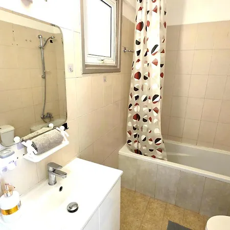 Stylish 2br With Balcony, Wifi & Pool *