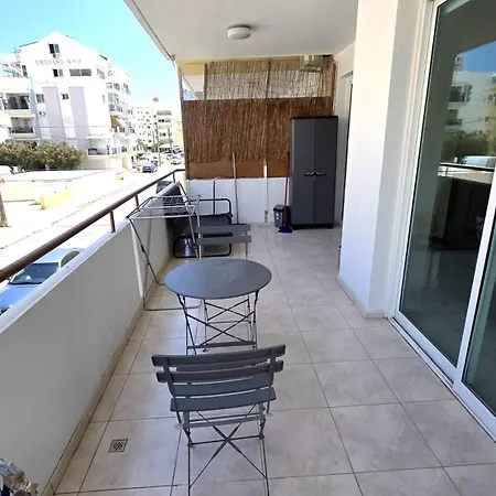 Stylish 2br With Balcony, Wifi & Pool Apartament Larnaca