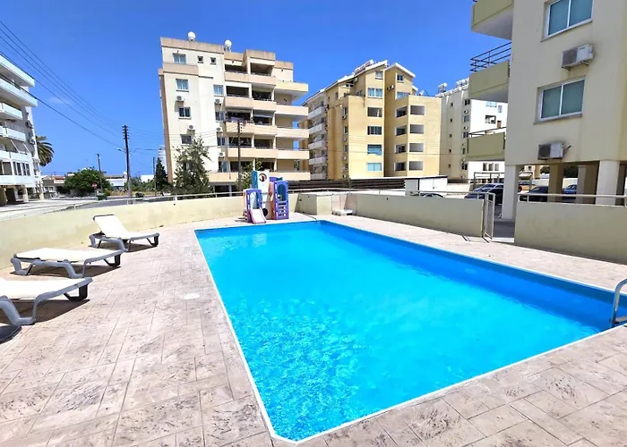 Stylish 2br With Balcony, Wifi & Pool Apartamento *