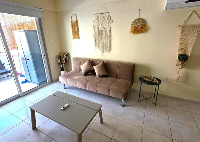 Stylish 2br With Balcony, Wifi & Pool * Lárnaca