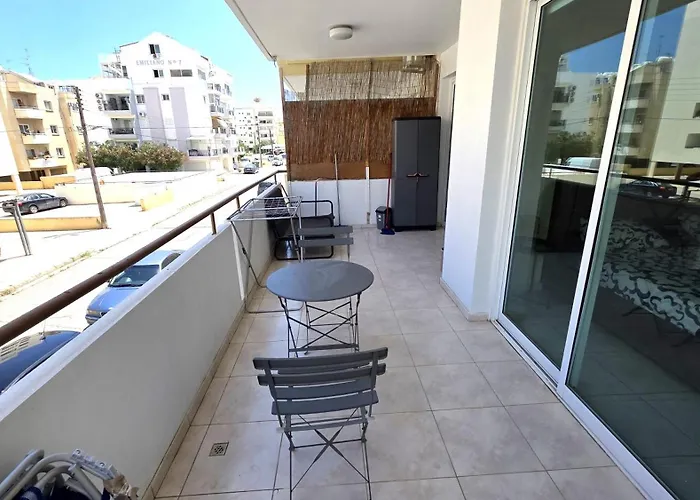 Stylish 2br With Balcony, Wifi & Pool Apartamento Lárnaca